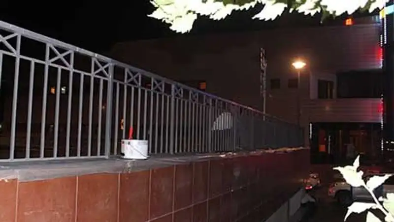 В Алматы строители нового ТРЦ "Мега" покрасили машины клиентов ночного клуба