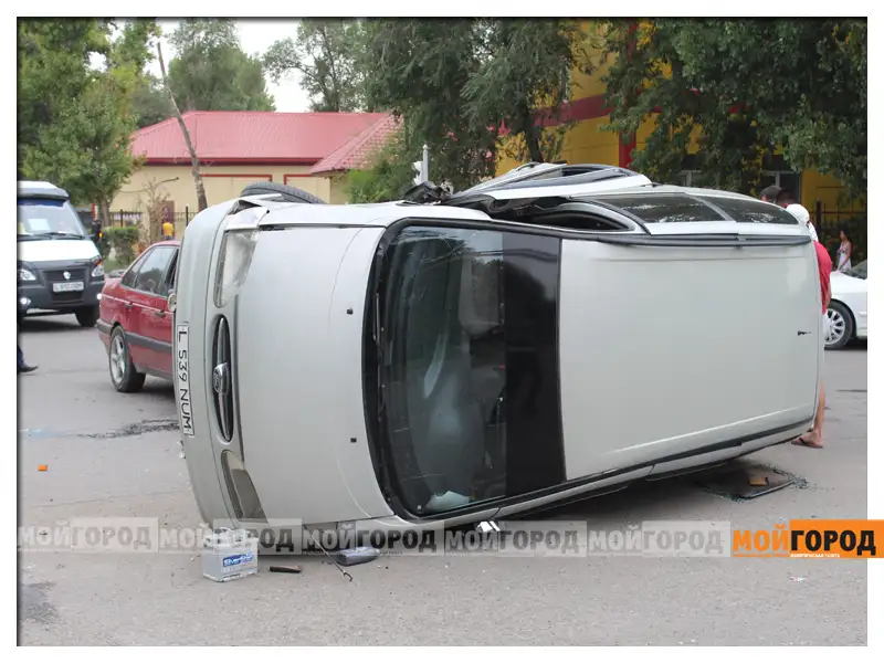 Новости Уральск - В Уральске возле железнодорожного вокзала перевернулся минивэн ford4, фото - Новости Zakon.kz от 08.08.2014 16:04