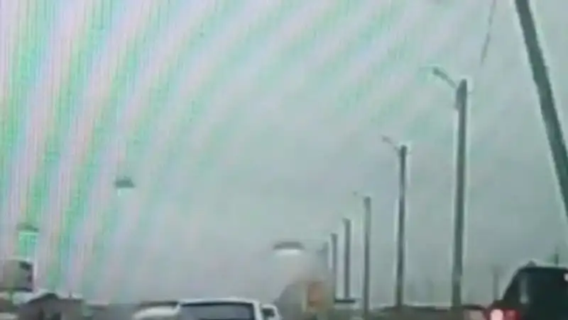 В Мангистауской области падающий столб чуть не раздавил машину