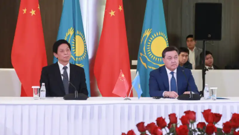 Мамин представил МФЦА главе китайского парламента