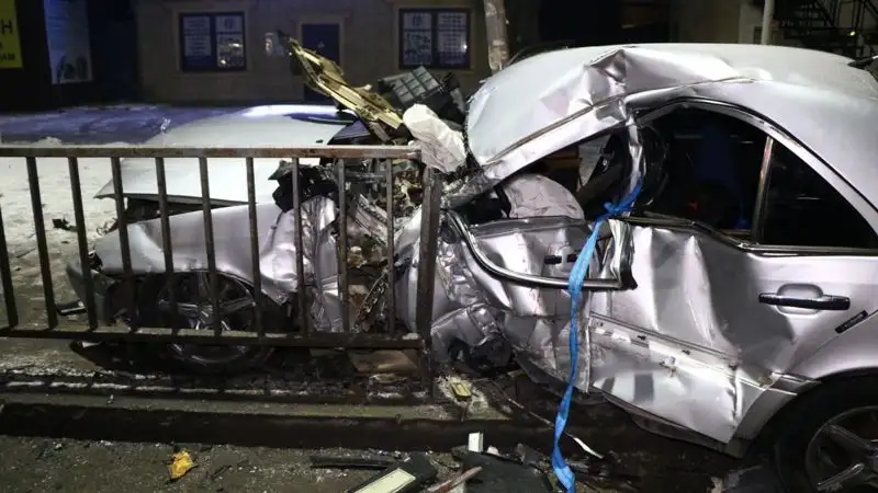 В Алматы водителя зажало в автомобиле в результате аварии