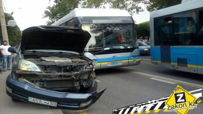 В Алматы троллейбус на "выделенке" врезался в Лексус 