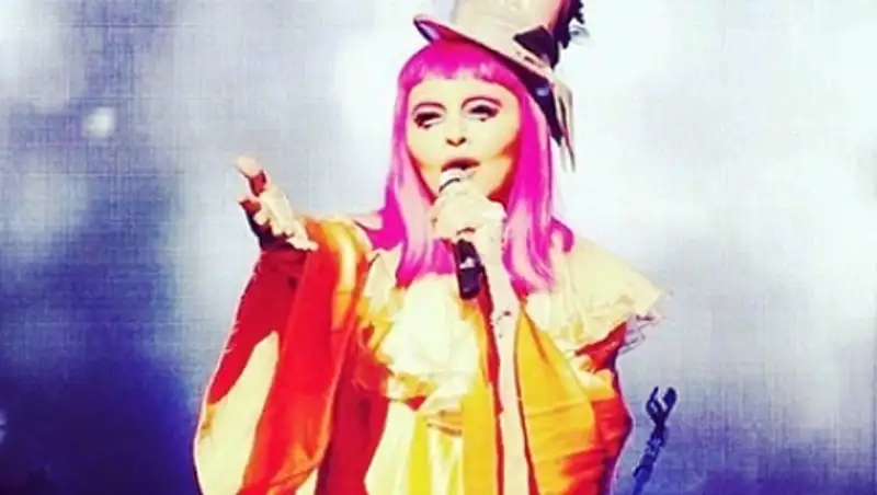 Мадонна вышла на сцену в костюме клоуна после 4-часового опоздания