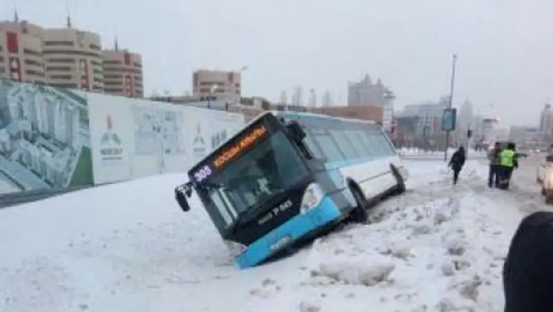 Пассажирский автобус слетел в кювет в Астане