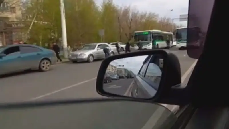 По столичной улице летали деньги