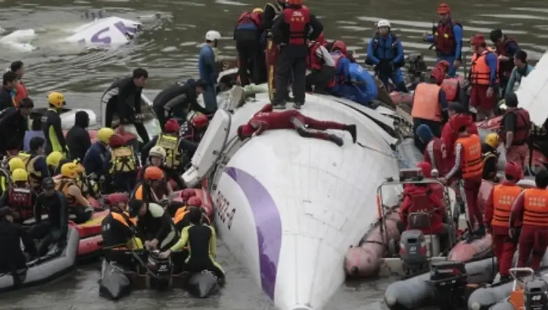 Число жертв авиакатастрофы в Тайбэе возросло до 23 человек