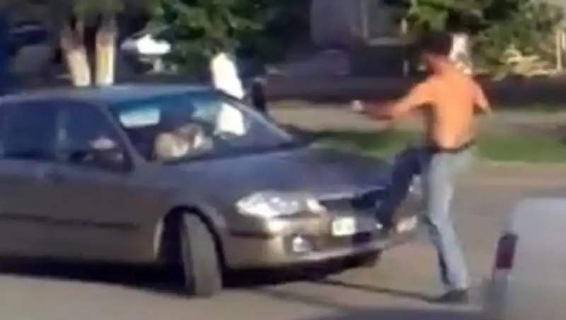 Неадекватный рудничанин стал героем двух видеороликов