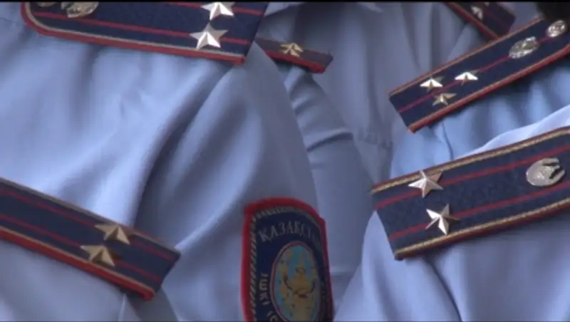 Вооруженный ломом пьяный мужчина напал на полицейского в Костанайской области