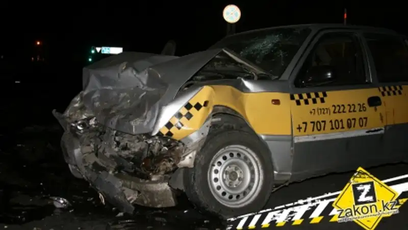 В Алматы нетрезвый водитель Toyota совершил серьезное ДТП на встречной полосе