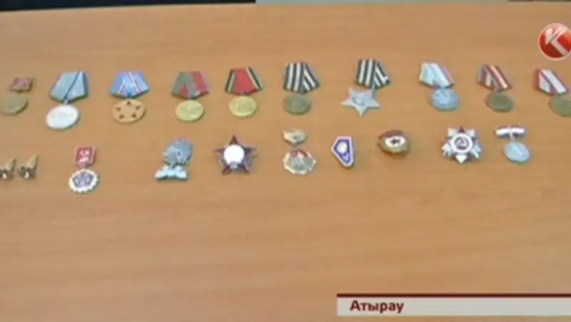 В Атырау нашли пакет с военными наградами и теперь ищут владельцев