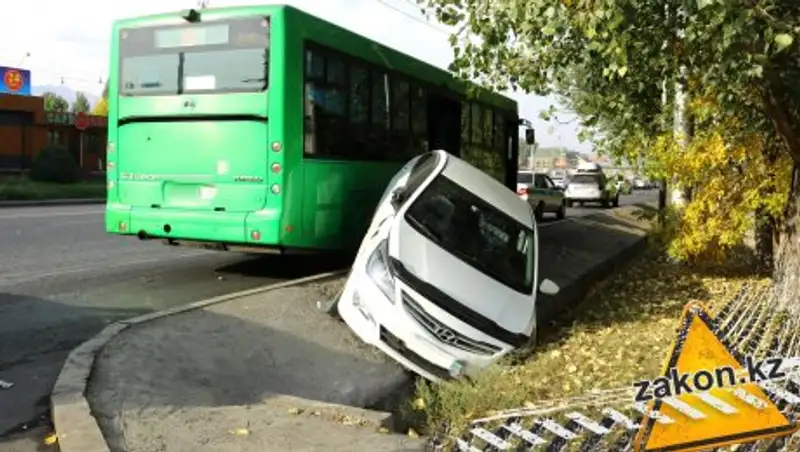 Пассажирский автобус попал в ДТП в Алматы