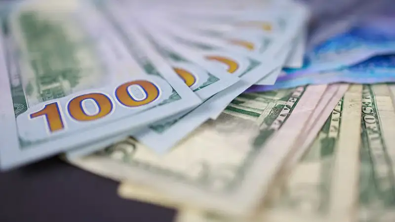 Доллар немного подешевел на торгах 13 декабря