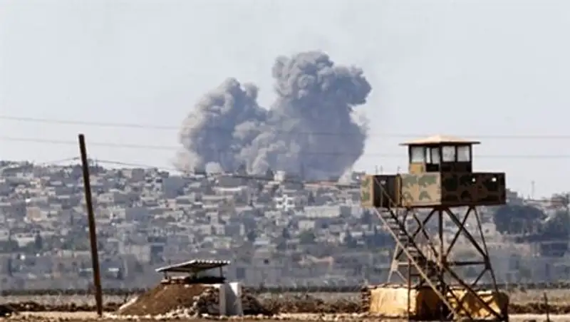 Международная коалиция бомбит боевиков ИГ в сирийском городе Кобани