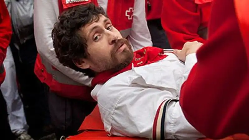 Автора книги про обращение с быками забодали на энсьерро в Испании