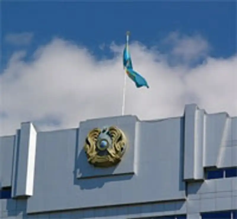 За оскорбление и порчу госсимволов могут привлечь к уголовной ответственности, фото - Новости Zakon.kz от 21.05.2012 15:58