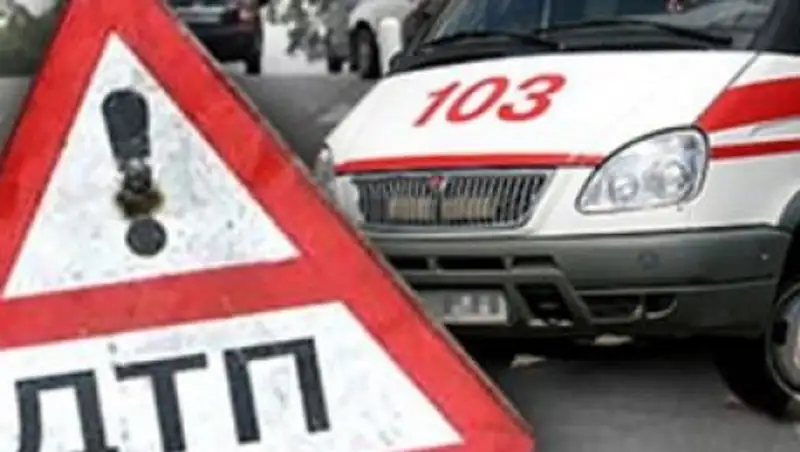 В Атырау 5 человек пострадали в ДТП с участием мусоровоза