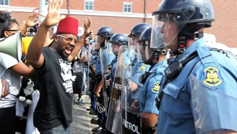 В Фергюсоне происходят новые столкновения между полицией и демонстрантами