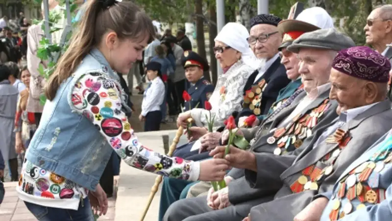 В Карагандинской области ветеранов привезли на праздник на автотранспорте военных лет