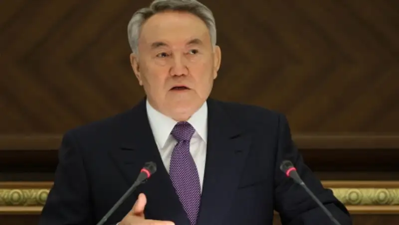Назарбаев призвал акимов и министров работать, чтобы «пыль столбом стояла»