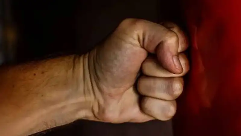 Астанчанин избил беременную жену за опоздание с работы