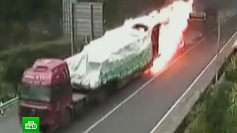 Китаец вылетел из заполненного машинами туннеля на горящем грузовике