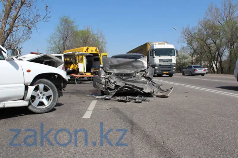Сегодня в Алматы на Илийском шоссе две машины столкнулись «лоб в лоб» (фото) Сегодня в Алматы на Илийском шоссе две машины столкнулись «лоб в лоб» (фото), фото - Новости Zakon.kz от 11.04.2013 20:09