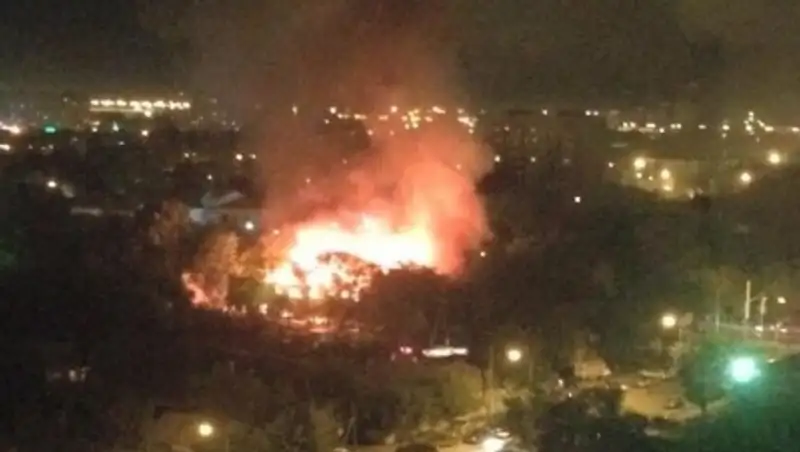 Сильный пожар случился ночью в центре Астаны