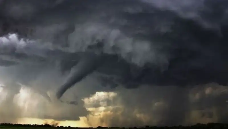Сразу несколько торнадо разбушевались в США: есть жертвы