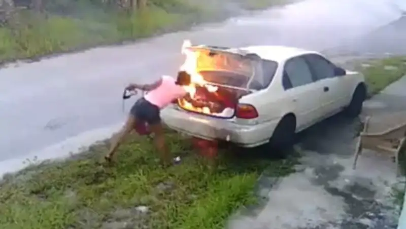 Собираясь отомстить бывшему, девушка по ошибке сожгла не ту машину