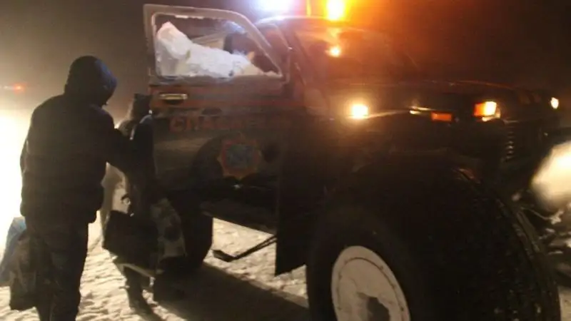 Аварийно-спасательные и поисковые работы продолжаются из-за непогоды на автодорогах Казахстана