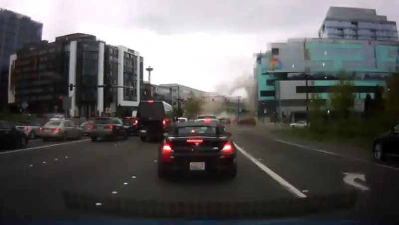 Момент падения крана на здание Google попал на видео