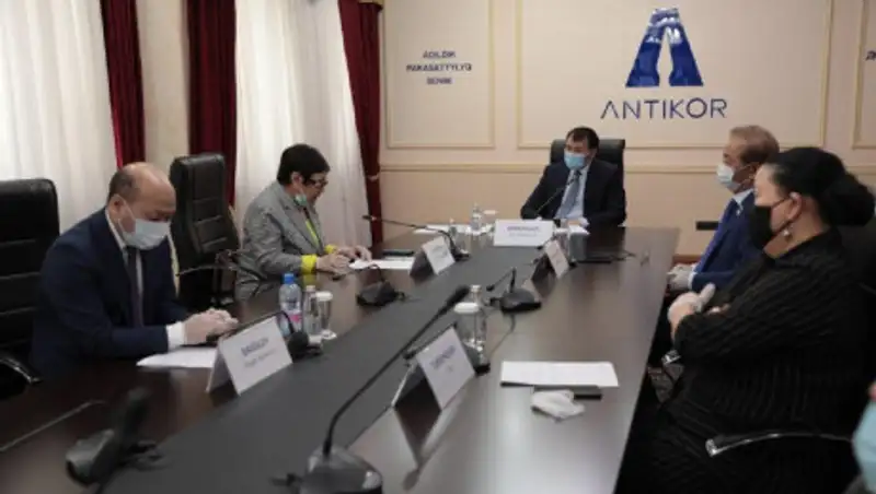 Запретить чиновникам иметь счета за границей предлагают антикоррупционеры