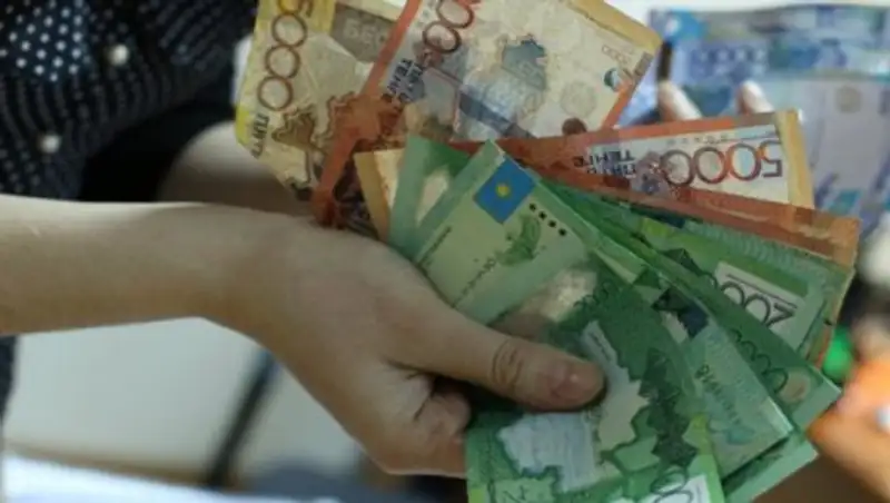 Покупательская способность зарплат казахстанцев упала на 2,4% за год