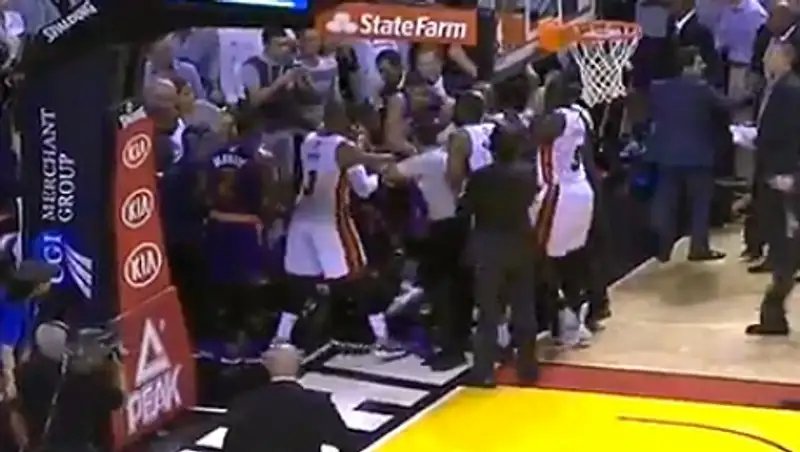 Украинский баскетболист подрался во время матча НБА