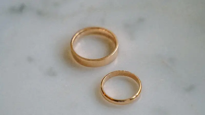 Золотые обручальные кольца подорожали в Казахстане почти на 40% за год