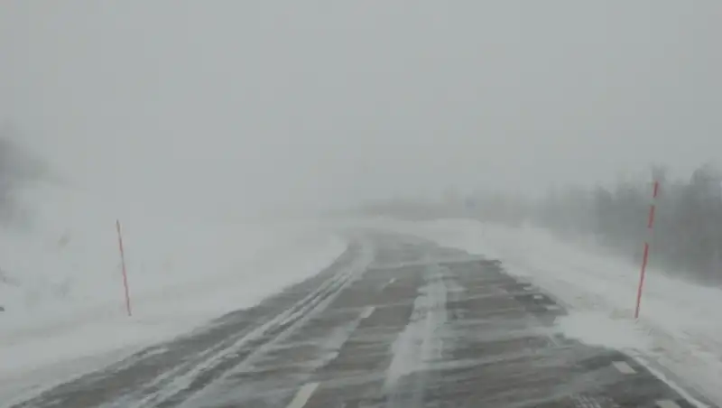 В трех областях Казахстана из-за метели и гололеда закрыли трассы