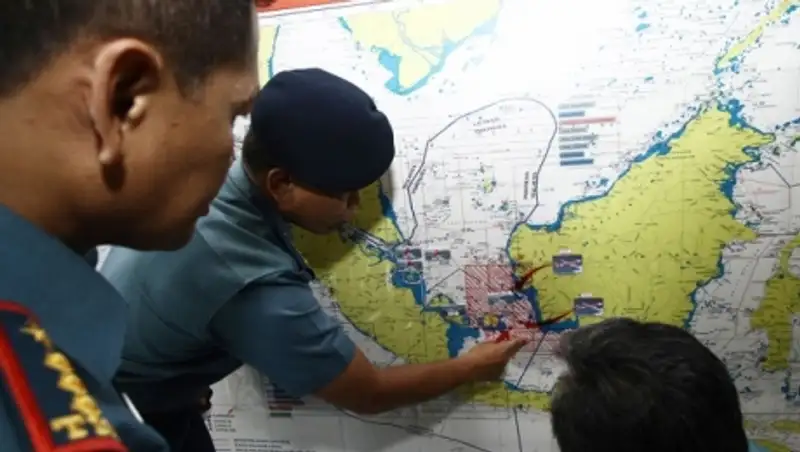 Из воды подняли тела более 40 человек с самолета AirAsia