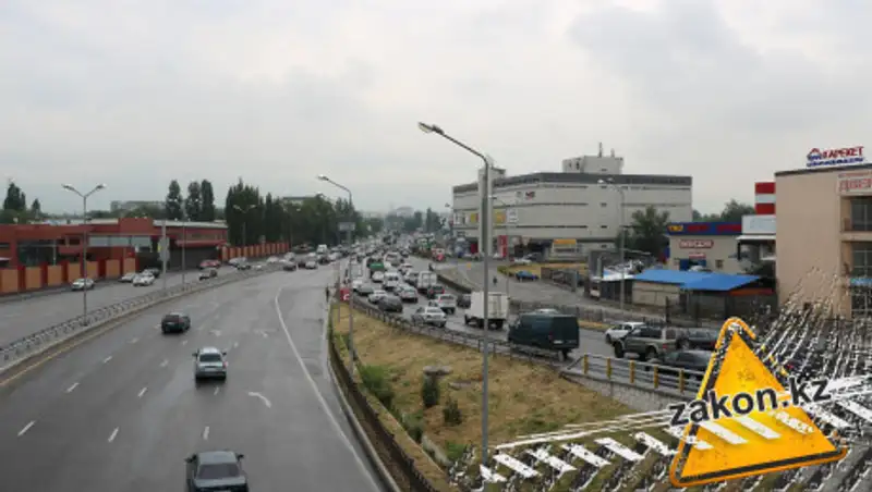 Огромная пробка образовалась в Алматы из-за ДТП