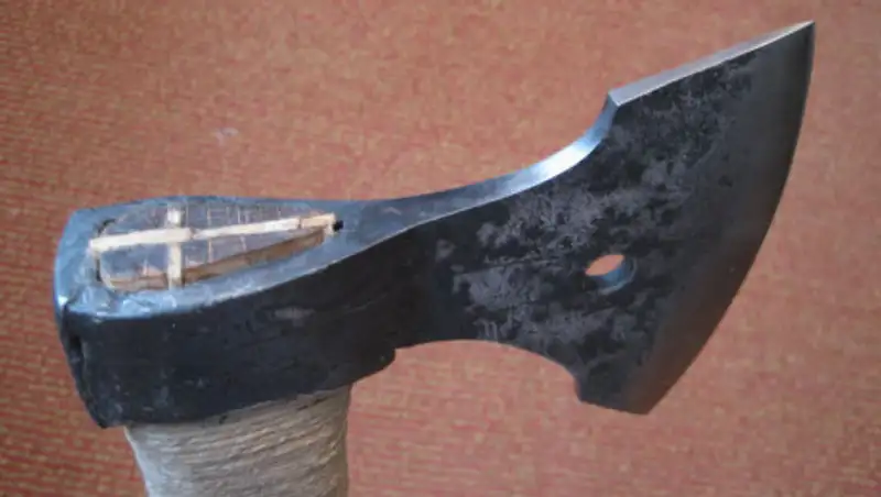 Женщина запустила топором в полицейского