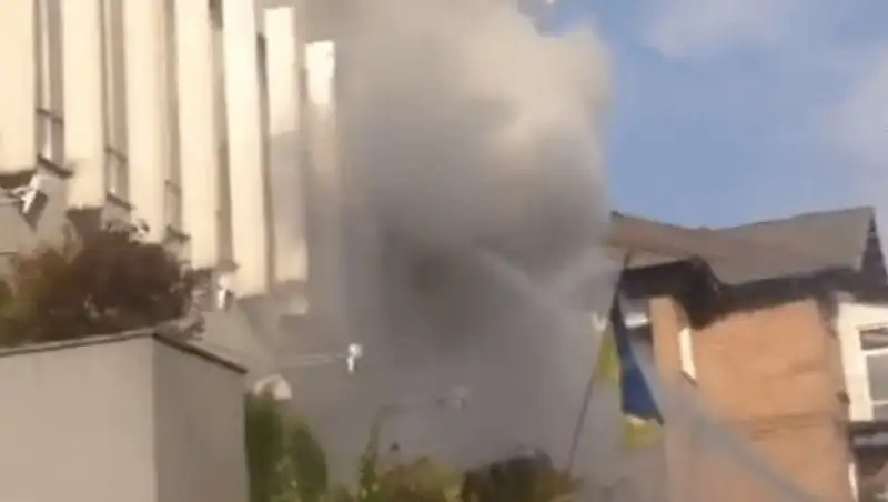 Горящее здание украинского телеканала "Интер" сняли на видео