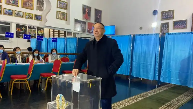 Нурлан Ауесбаев, выборы президента, голосование, отдал голос, фото - Новости Zakon.kz от 20.11.2022 04:00