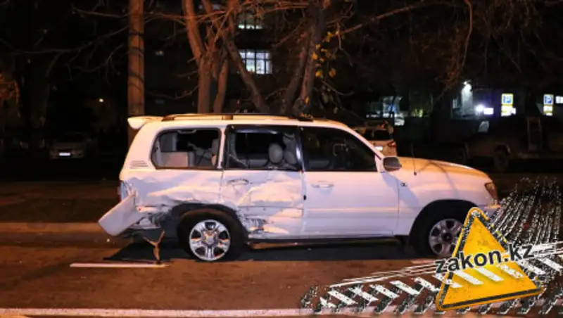 Две Toyota Land Cruiser столкнулись в Алматы