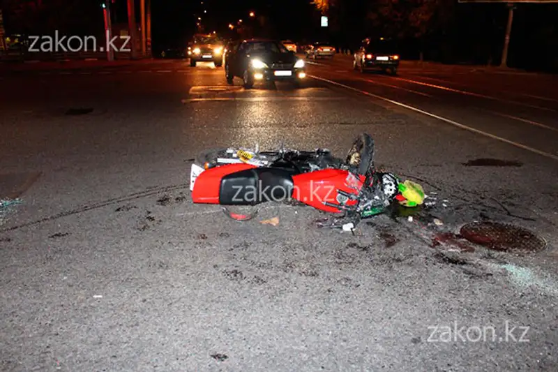 Мотоциклист в тяжелом состоянии попал в больницу после ДТП в Алматы (фото), фото - Новости Zakon.kz от 25.07.2013 15:53