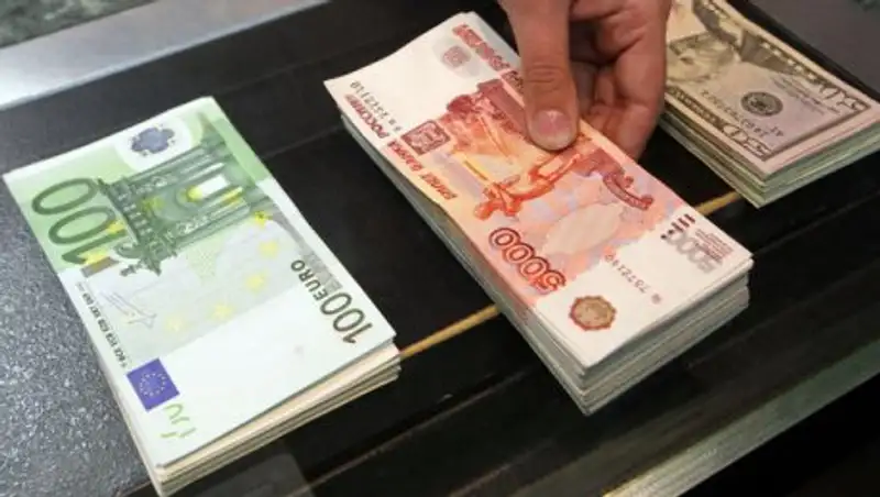 Казахстанцы активно сдают рубли и евро в обменные пункты