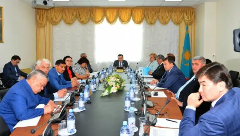 В Мажилисе рассмотрен вопрос о пересечении госграницы должниками, имеющими ограничение на выезд