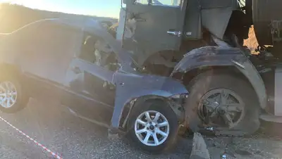 В результате лобового столкновения Lada и бензовоза погиб мужчина , фото - Новости Zakon.kz от 02.11.2022 17:56