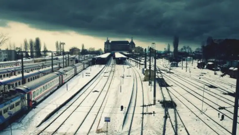 В ЮКО поезд сбил двух человек насмерть