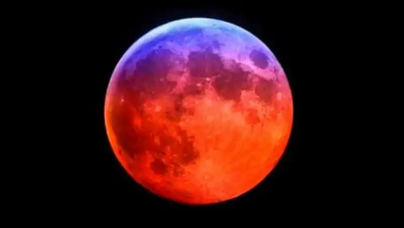 Казахстанцы наблюдают «кровавое» лунное затмение