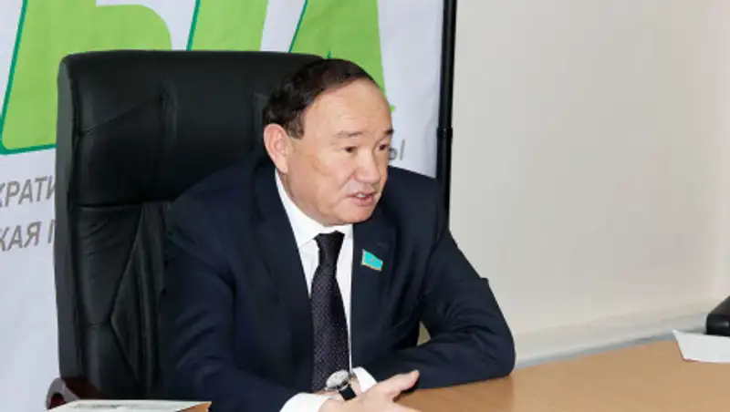 Почетному сенатору зарплата не полагается