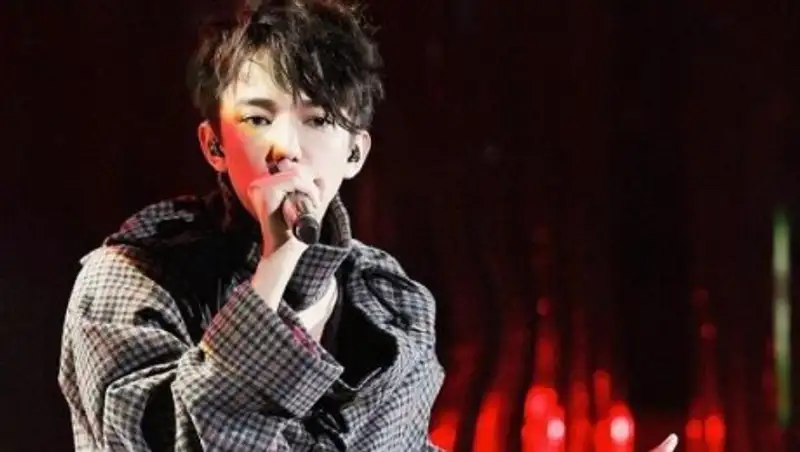 А.Мухамедиулы подсчитал количество поклонников Димаша Кудайбергенова